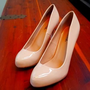 Nude pumps
